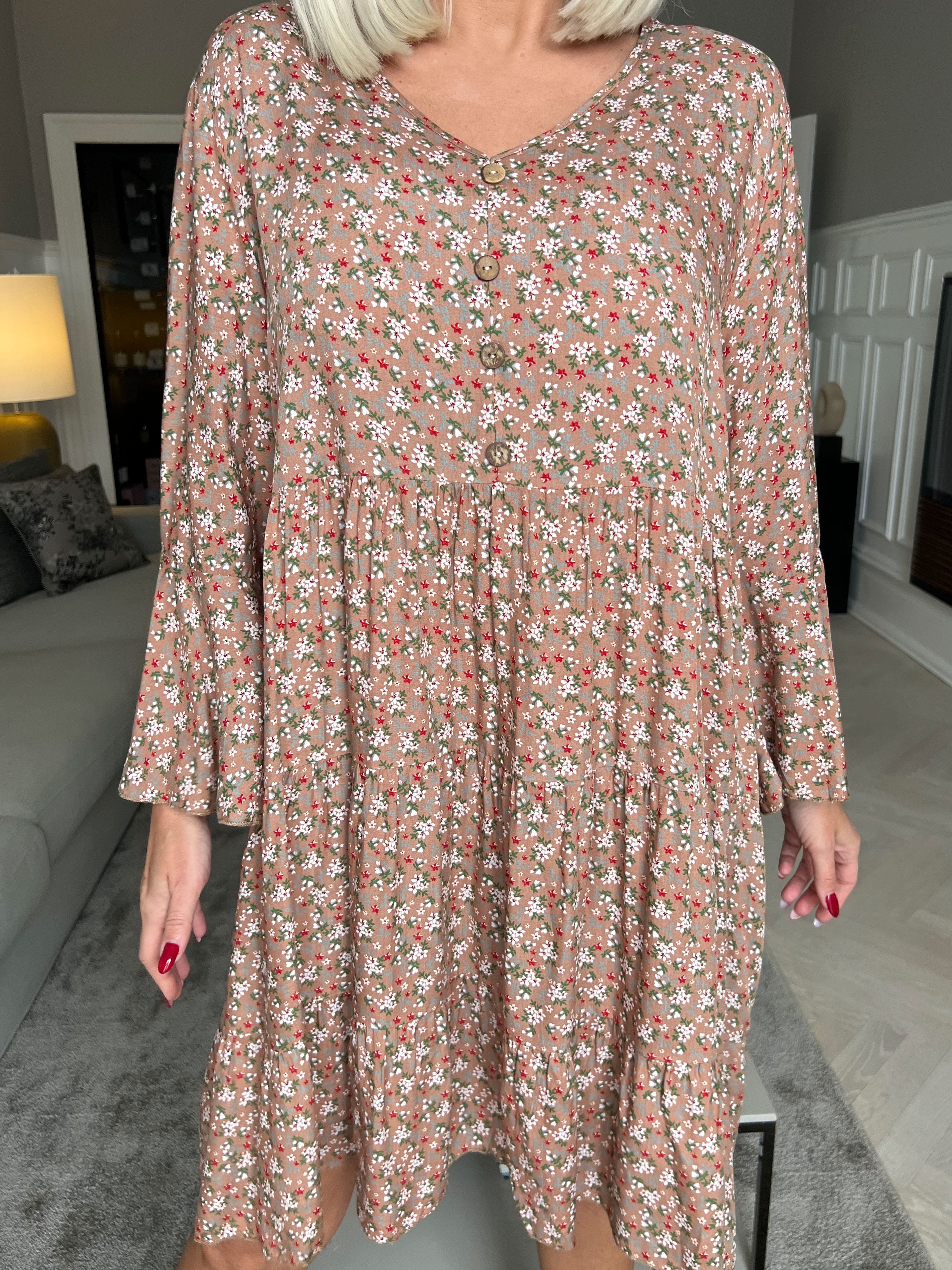 Karla - Vacker blommig bomullsklänning med knappar